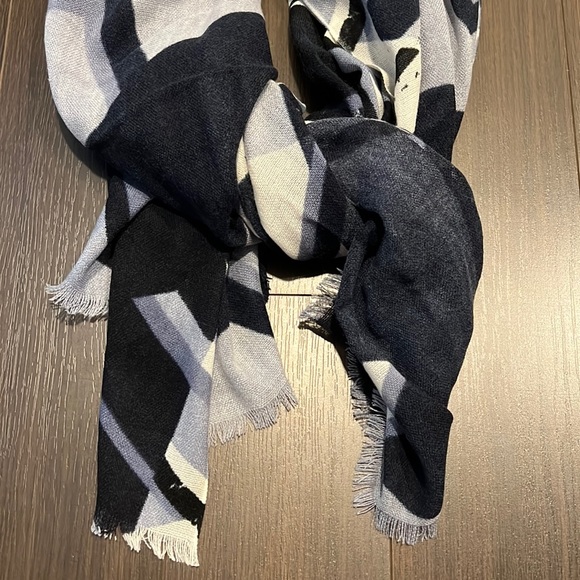 Blue/White Printed Scarf, 100% Acrylic - Picture 5 of 10